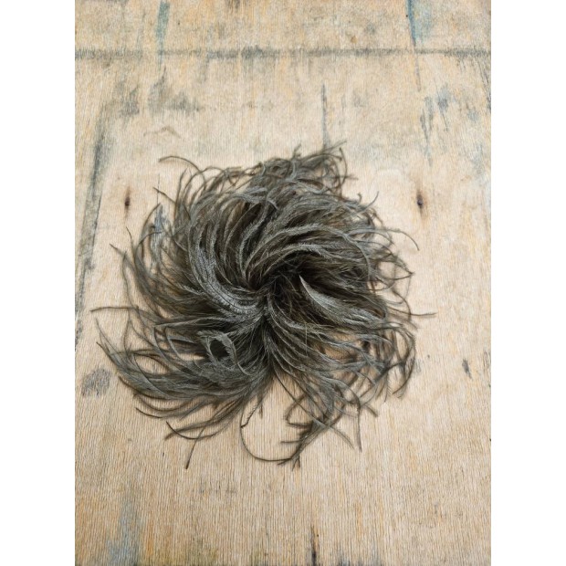 Exquisite J stručio plunksnų sagė Exquisite J stručio plunksnų sagė